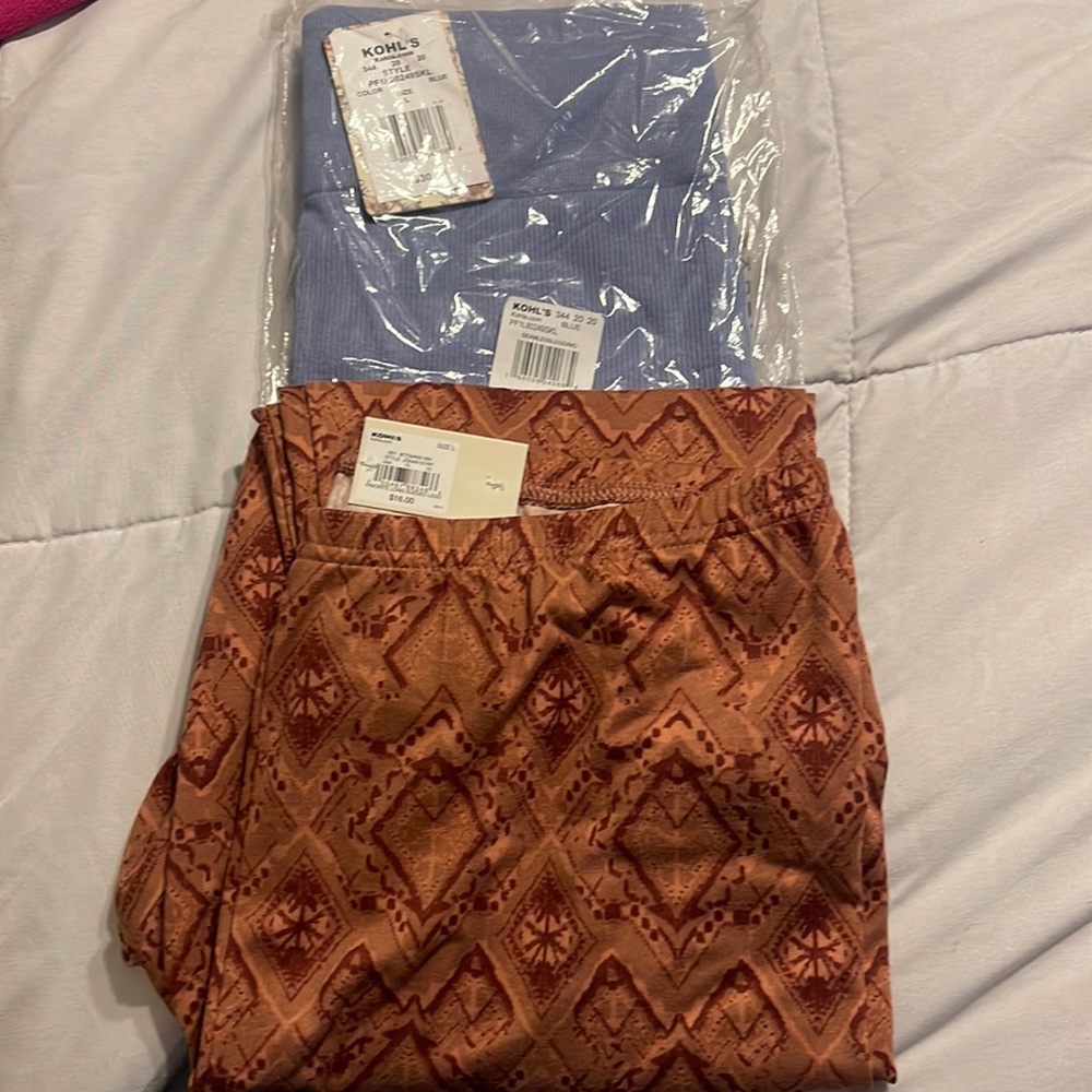 (2) Pair of Women’s Leggings. Size Large.